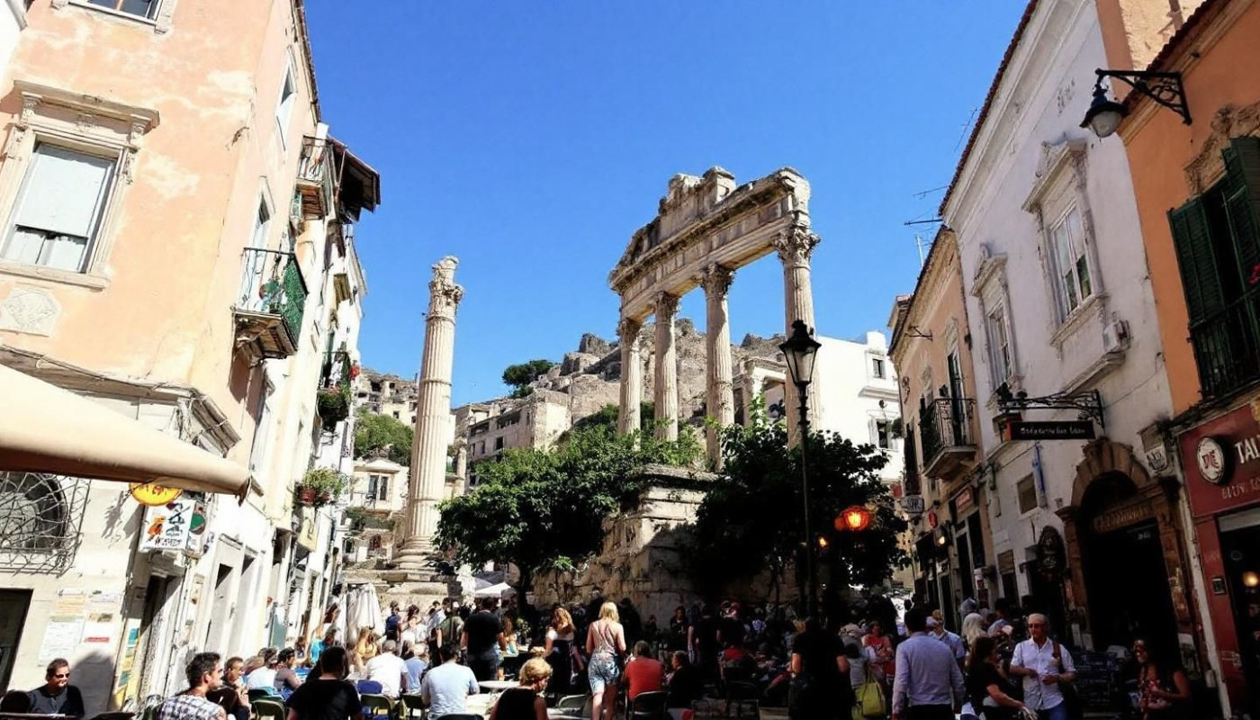 Explorer les trésors cachés d'une ville ancienne en Méditerranée